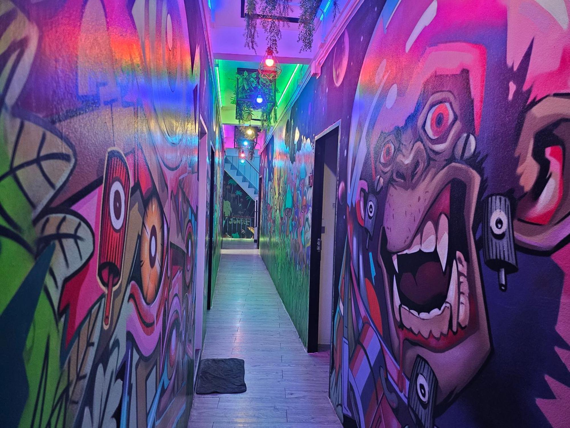 Urban Jungle Hostel Bangkok Esterno foto