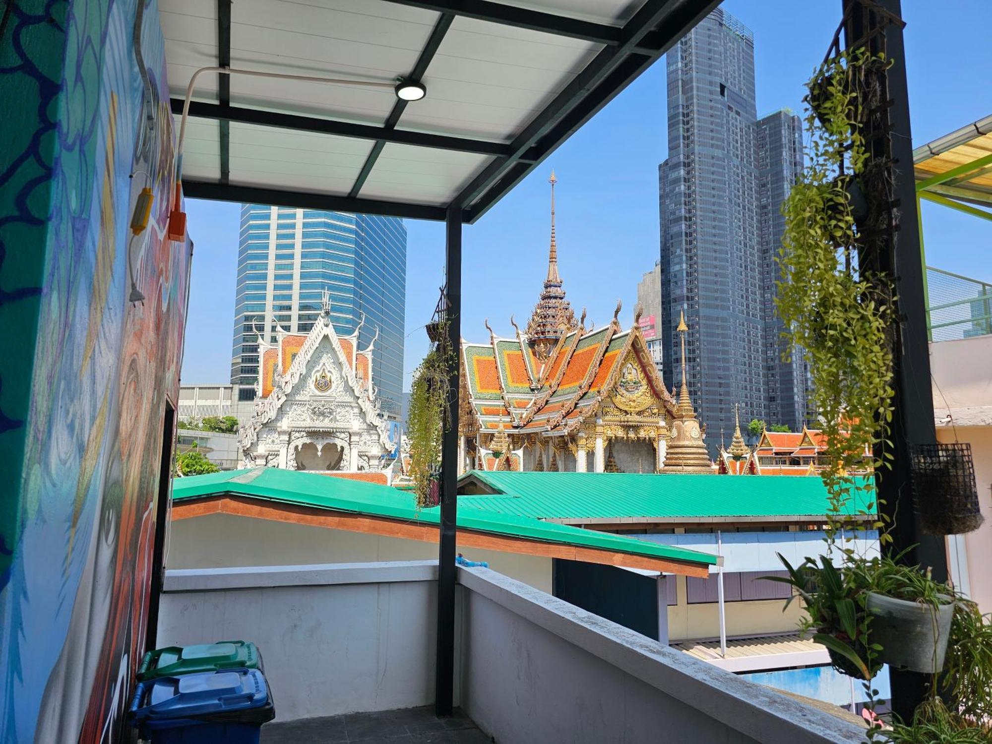 Urban Jungle Hostel Bangkok Esterno foto
