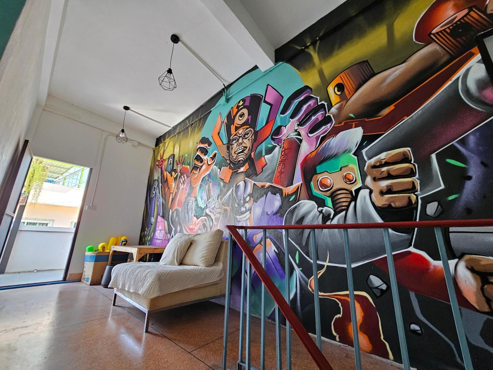 Urban Jungle Hostel Bangkok Esterno foto