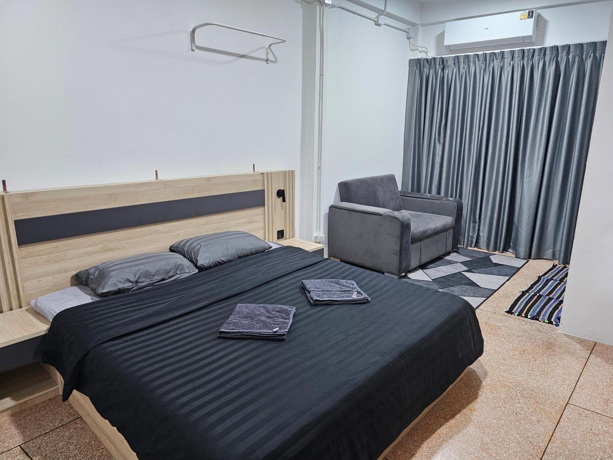 Urban Jungle Hostel Bangkok Esterno foto